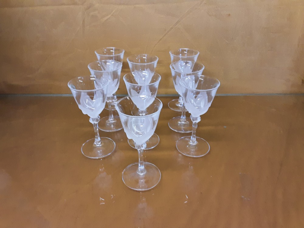 LOT DE 9 VERRES OPAQUE A LIQUEUR
