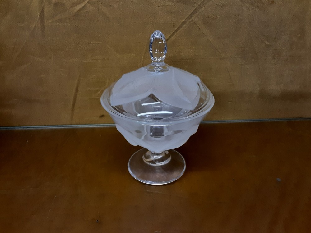 BONBONNIERE RONDE SUR PIED AVEC COUVERCLE VERRE OPAQUE DIAM 12CM