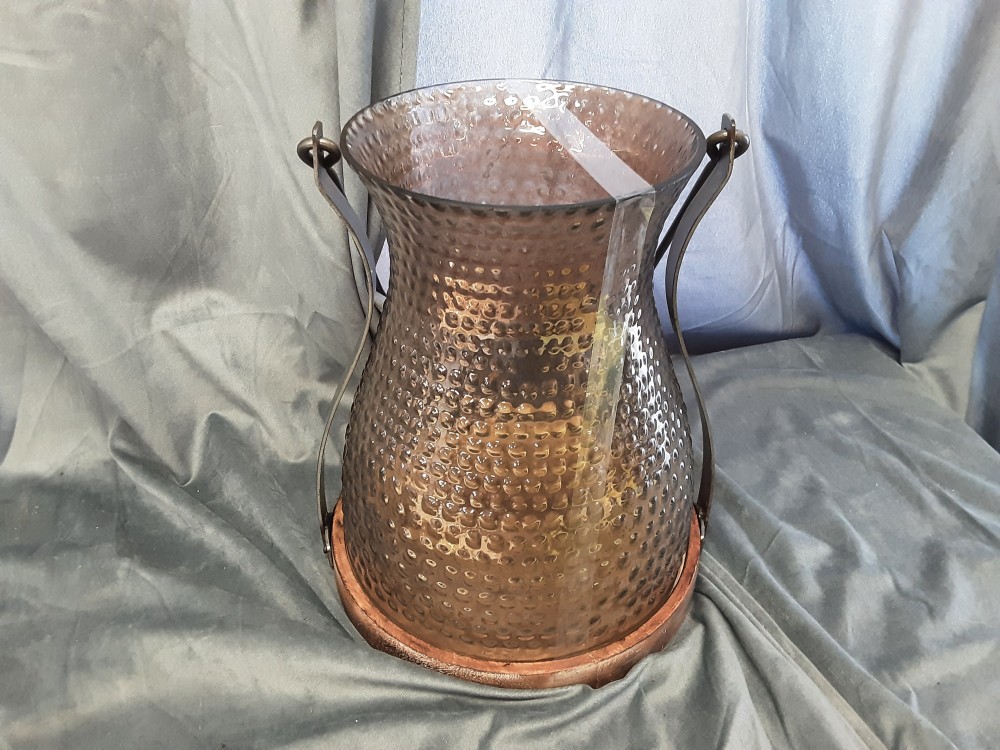LANTERNE EN VERRE BRUN SUR SOCLE EN BOIS HAUT 30CM