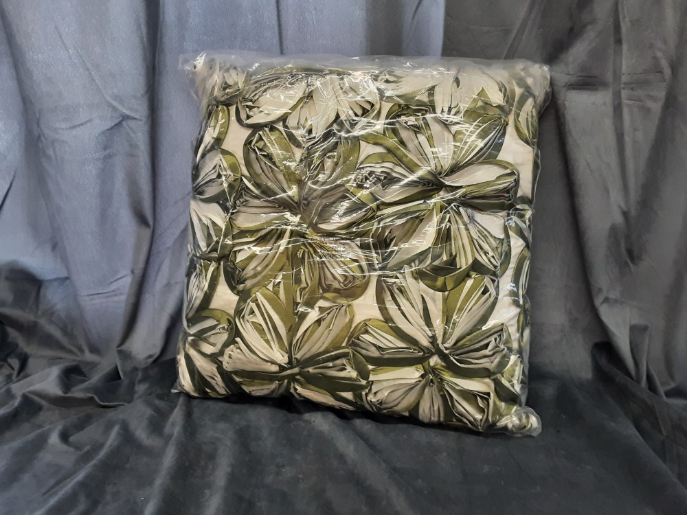 Coussin Gm Fleurs En Relief Verts Et Blanches