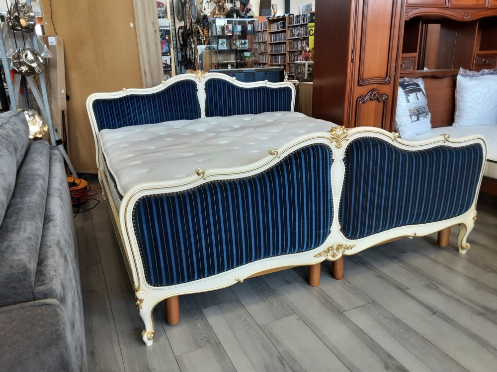 Lit Capitonné  Tissu Bleu Rainuré  Armature Beige Et Dore 2 Sommiers 90X200 Sur Pieds