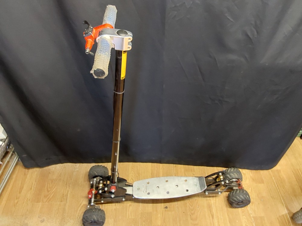 Trottinette Mecanique Cilo 4 Roues Chassis Articule Suspensions A Ressorts Et Frein Hydraulique