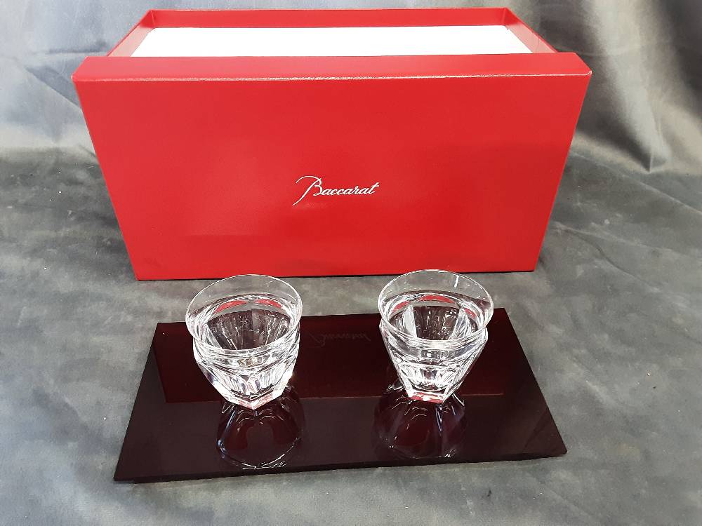 Lot De 2 Verres Baccarat Sur Support Plexis Rouge