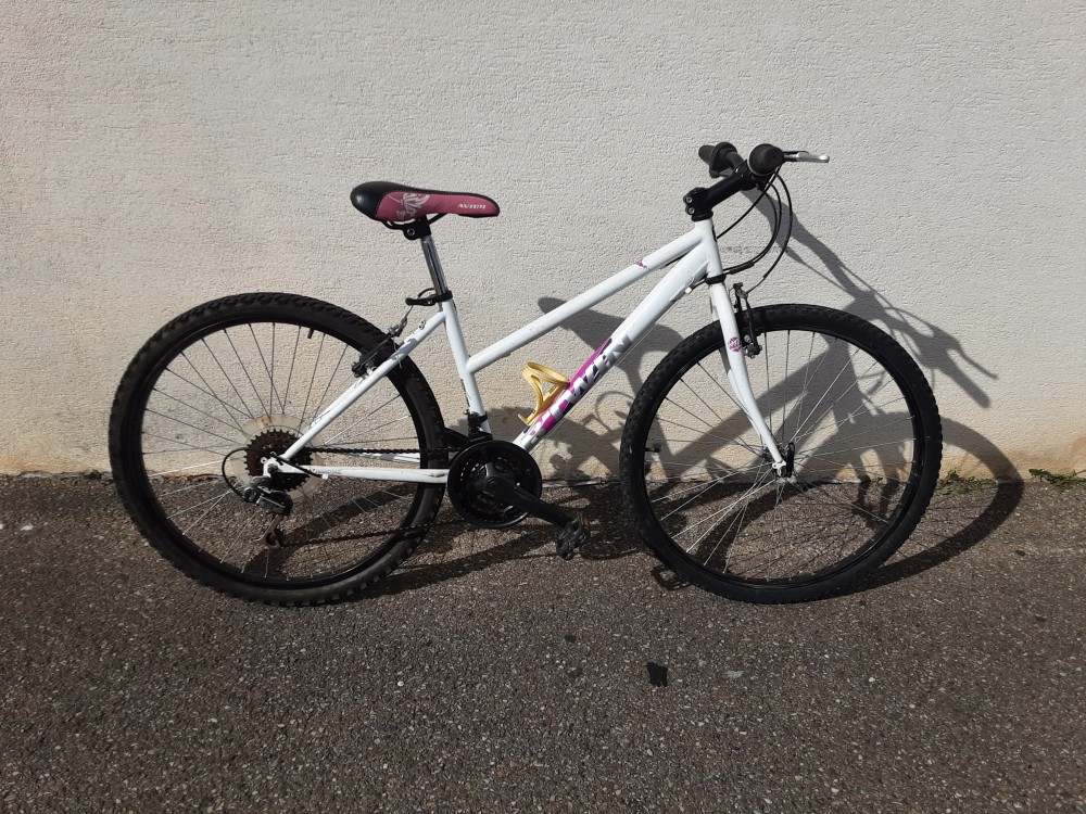 Vtt B’twin Blanc Et Rose 26 Pouces