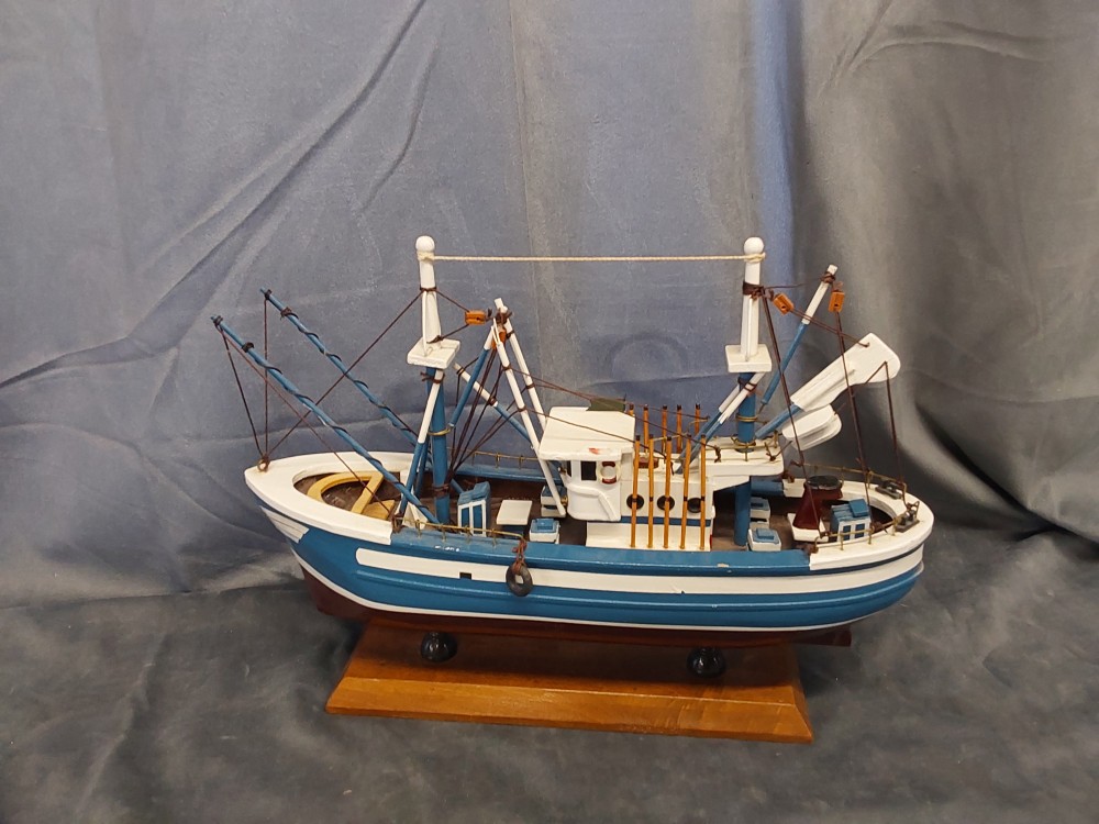 Bateau De Peche Miniature En Bois