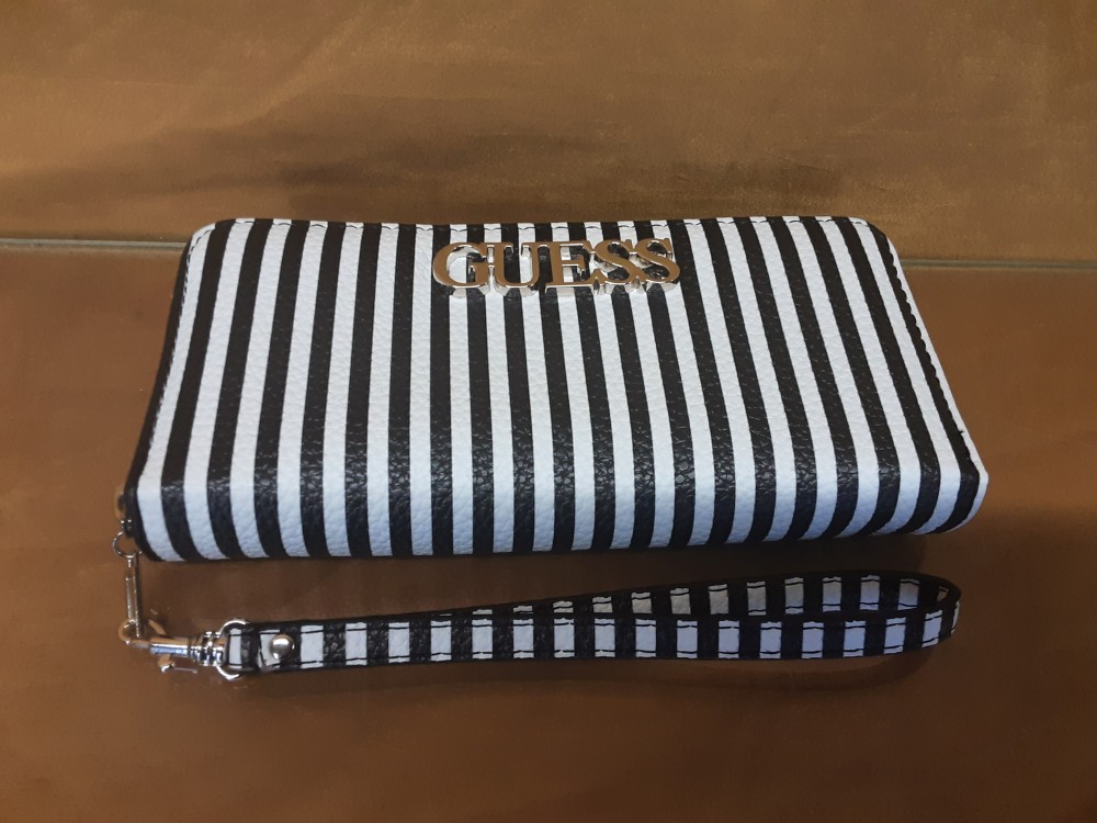 PORTE FEUILLE RAYÉ NOIR ET BLANC MARQUE GUESS