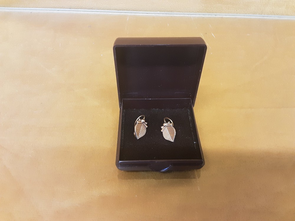 PAIRE DE BOUCLES D'OREILLES PL-OR FORME FEUILLE