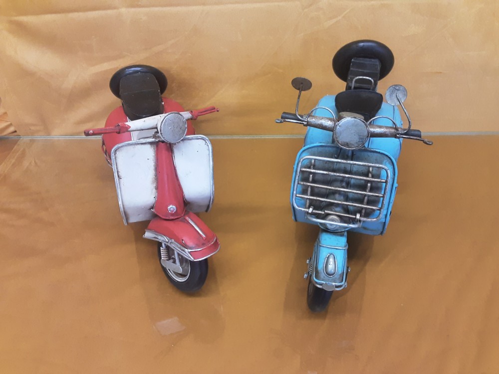 VESPA MÉTAL DE COULEURS