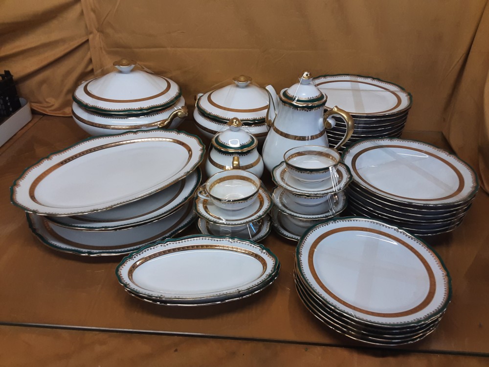 SERVICE DE TABLE  PORCELAINE DE LIMOGES BORDURE DORÉE ET VERTE