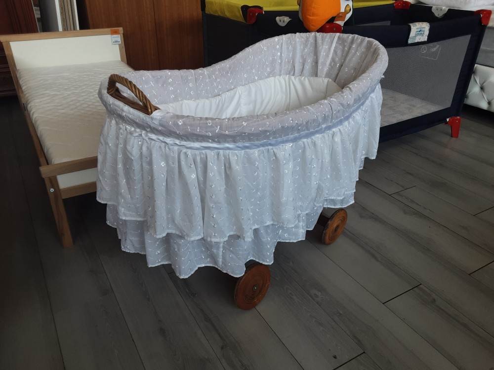 LANDAU EN OSIER SUR ROUES  TISSU BLANC