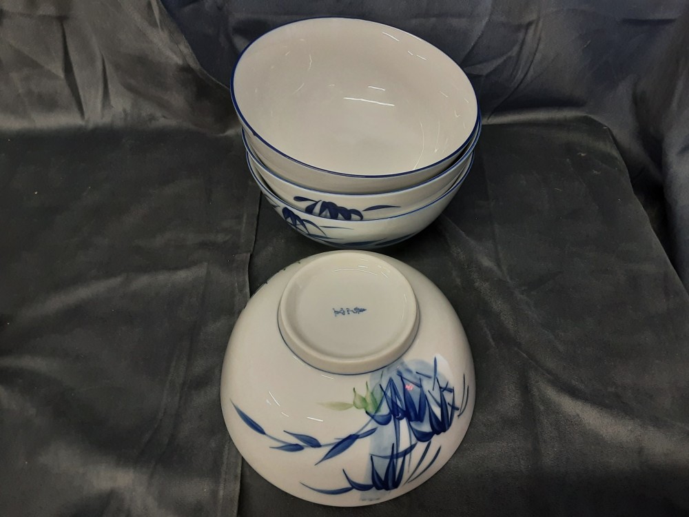 LOT DE 4 BOLS MOTIFS FLEURS BLEUES