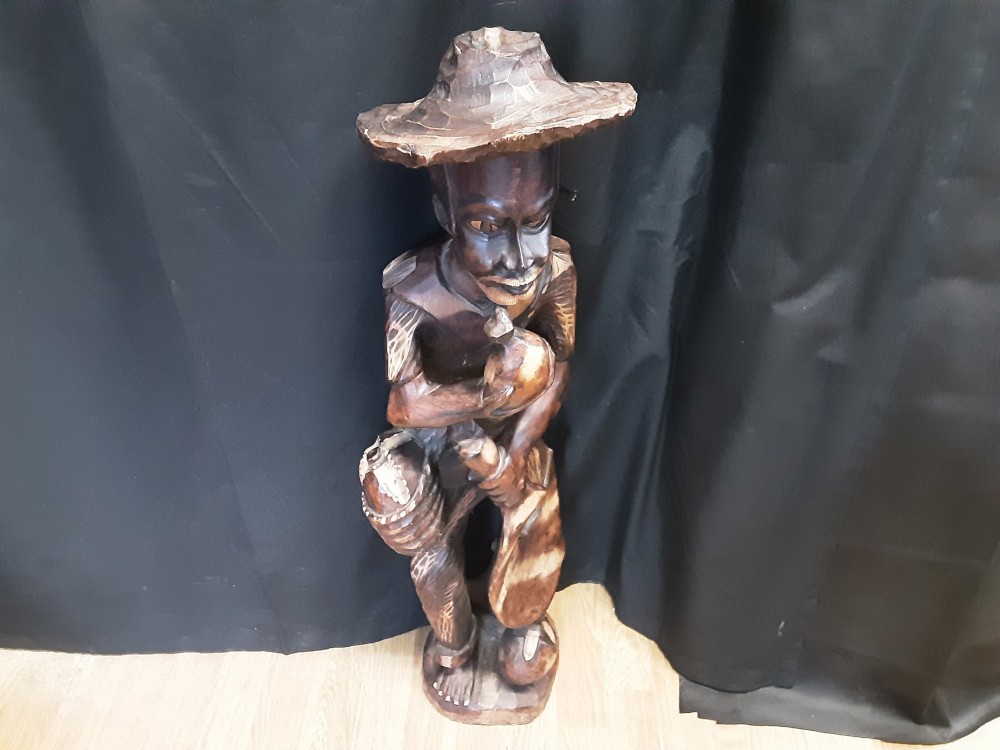 STATUE AFRICAINE EN BOIS HAUT 84CM