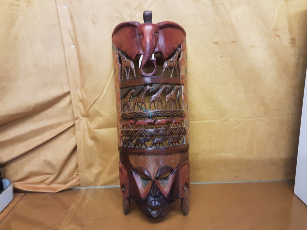 MASQUE AFRICAIN EN BOIS AJOURÉ DECOR ANIMAUX