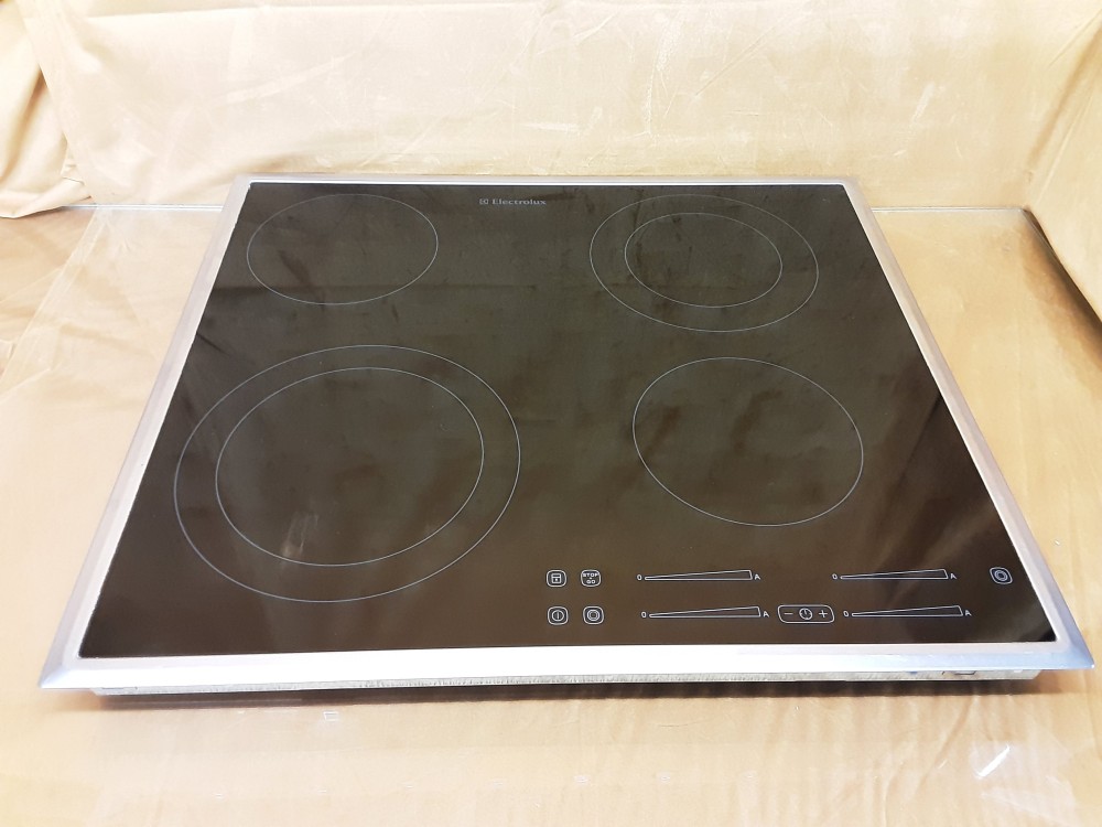 PLAQUE VITROCERAMIQUE MARQUE ELECTROLUX 4 FOYERS