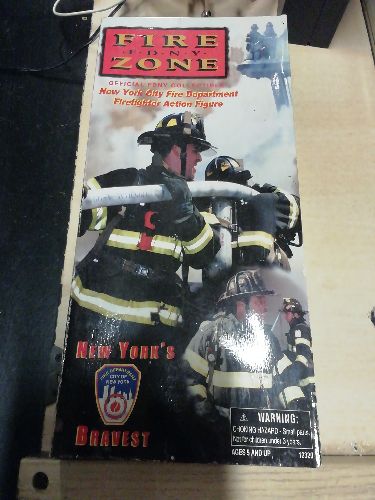 FIGURINE POMPIER 911 FIRE ZONE NEW YORK 