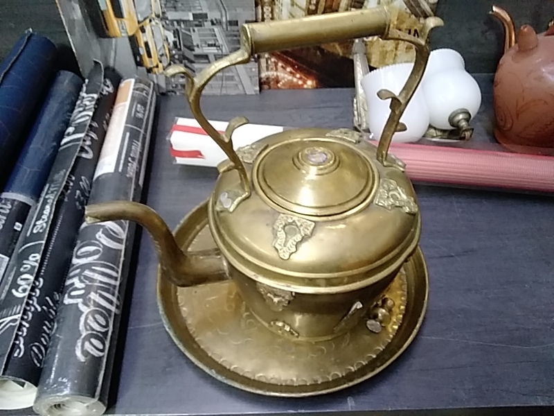 THÉIÈRE AVEC ASSIETTE CUIVRE DANS L’ÉTAT 