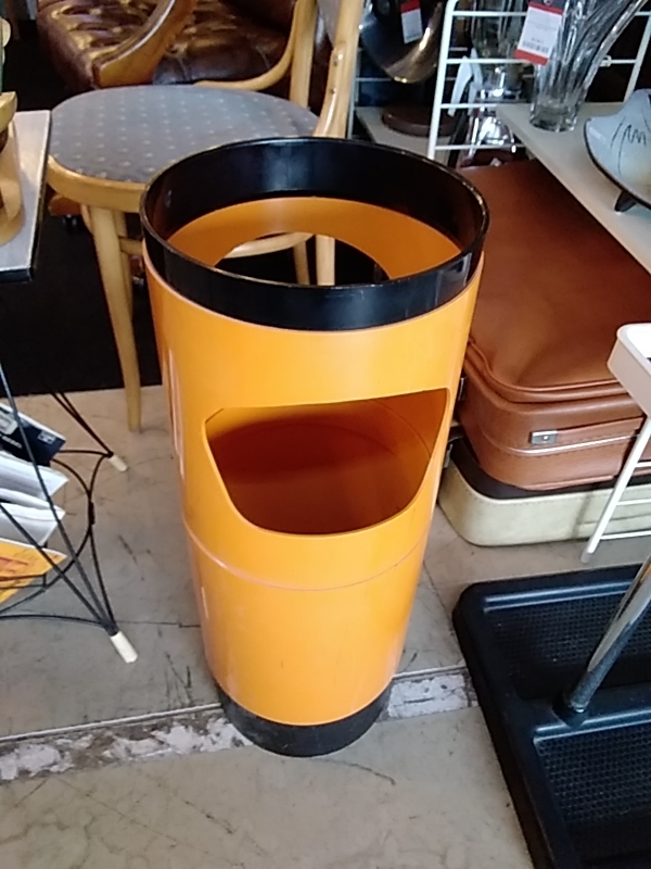 PORTE PARAPLUIE MANADE ORANGE VINTAGE DANS L’ÉTAT 