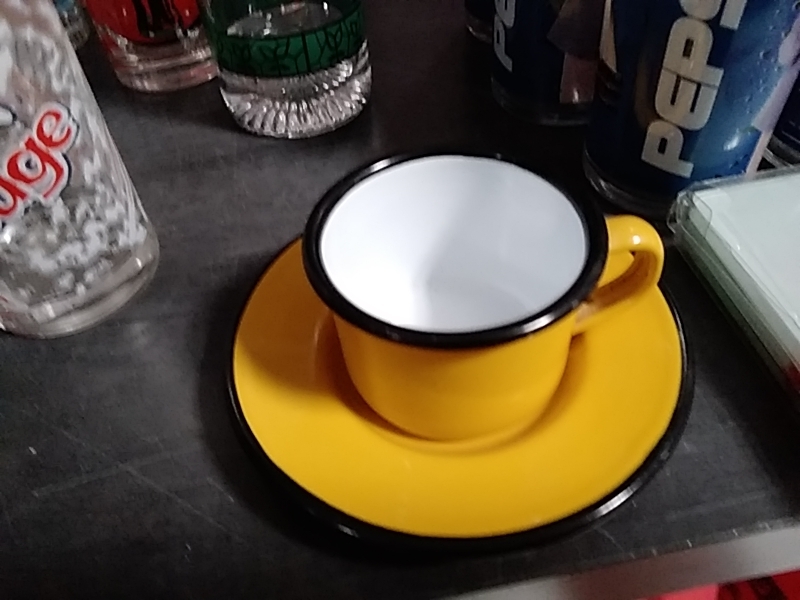 TASSE S TASSE JAUNE METAL 