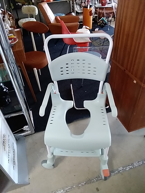 CHAISE HANDICAPÉE ROULANTE POUR DOUCHE 
