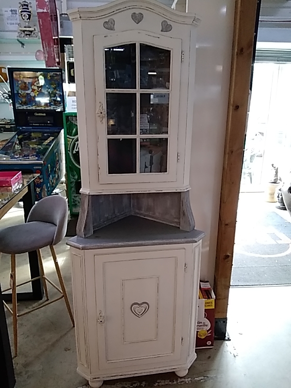 VITRINE D’ANGLE 