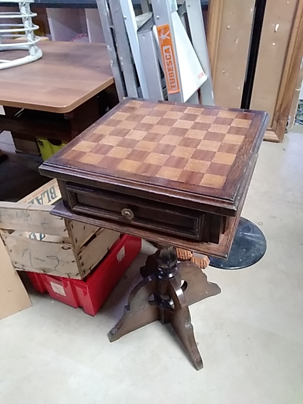 ÉCHIQUIER ANCIEN COMPLET DANS L’ETAT 