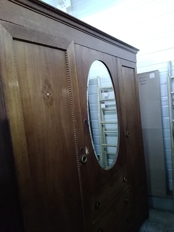 ARMOIRE 2 PORTES 1 PORTE MIROIR OVALE 3 TIROIRS AVEC NACRE 