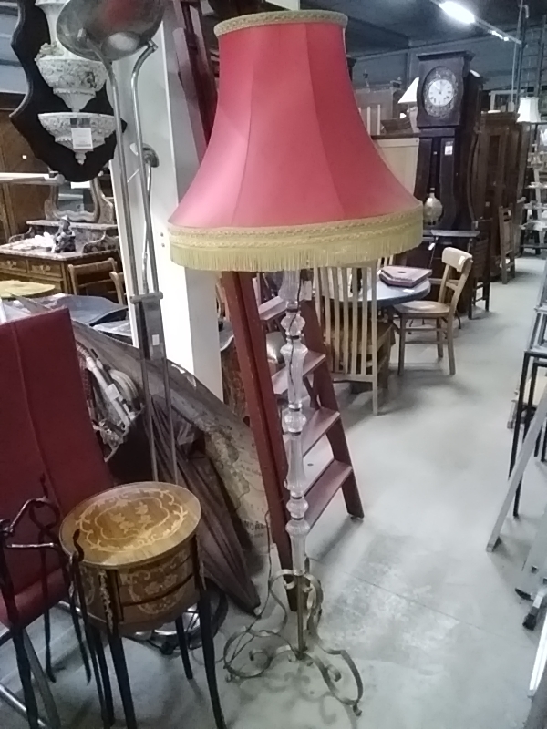 LAMPADAIRE METAL VERRE CHAPEAU ROUGE 