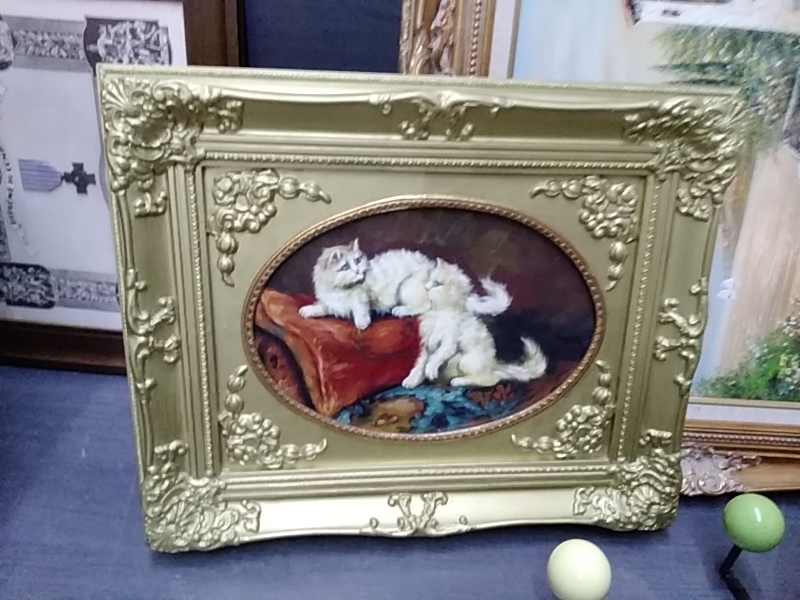 TABLEAU DORÉ OVALE CHATS 55 X 45CM