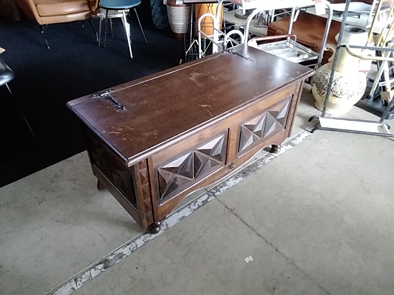 COFFRE ANCIEN SCULPTÉ 