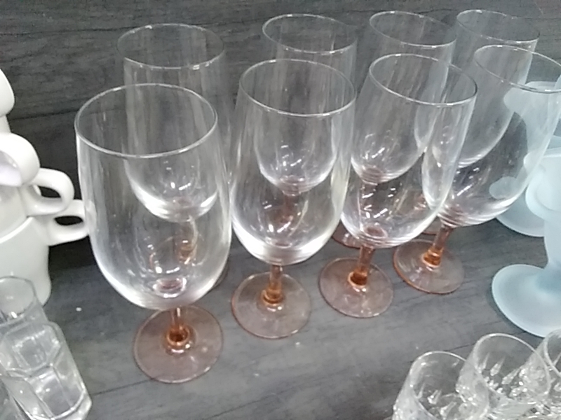 LOT DE 8 VERRES À VIN ROSE