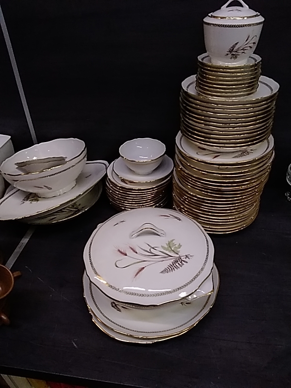 SERVICE PORCELAINE BLANC DORÉ BLÉ 65 PIECES 
