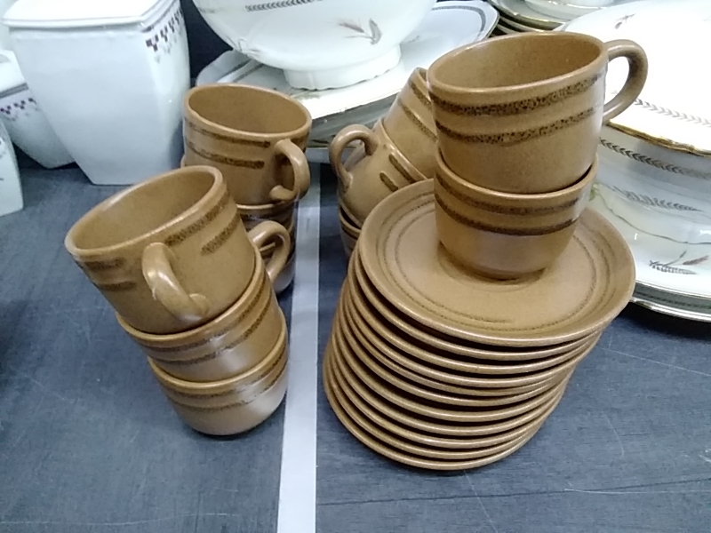 ENSEMBLE TASSES ET SOUS TASSES GRES BRUN
