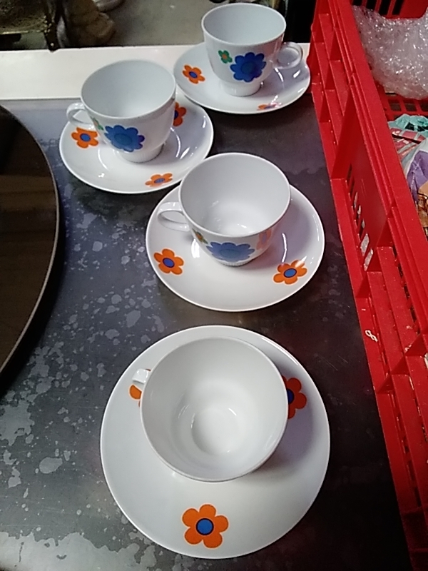ENSEMBLE 4 TASSES SOUS TASSES ANNÉES 70
