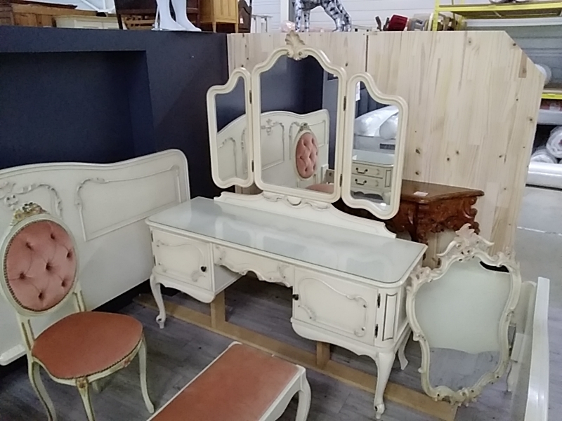 COIFFEUSE LOUIS XV
