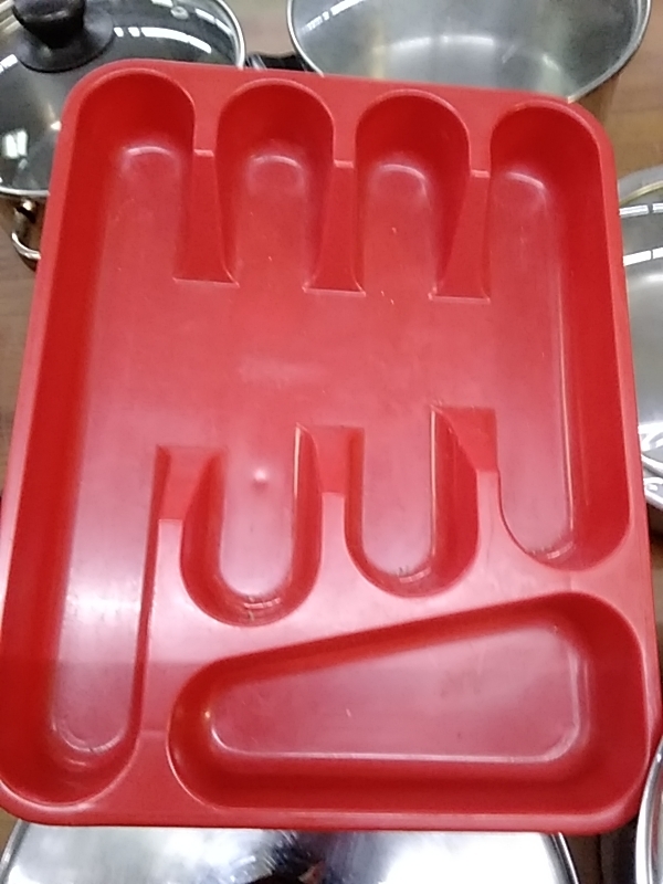 RANGE COUVERTS ROUGE