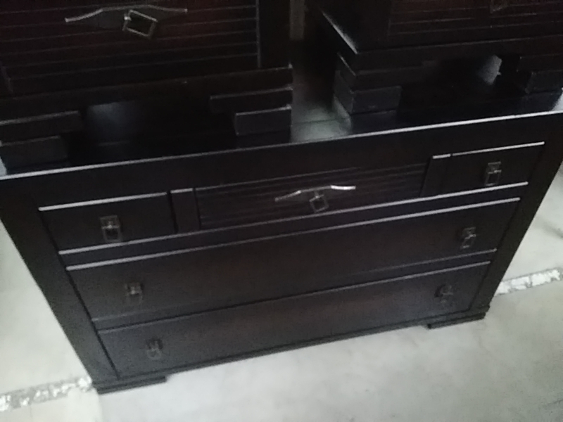 COMMODE 