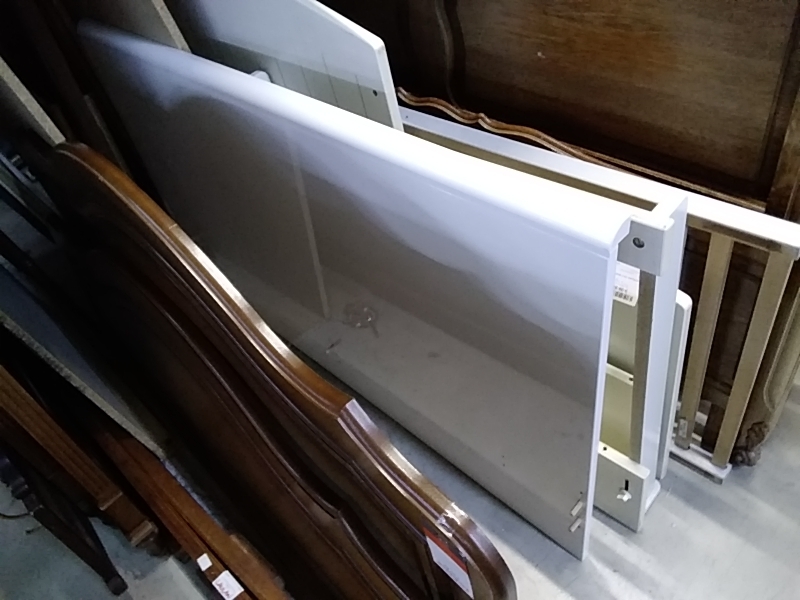 LIT LAQUÉ BLANC 140 X 190 AVEC VISSERIE ET TRAVERSES ET SOMMIER 