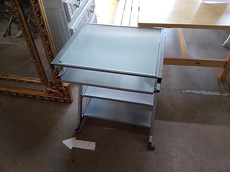 BUREAU ORDINATEUR VERRE METAL SUR ROULETTES DANS L’ETAT 