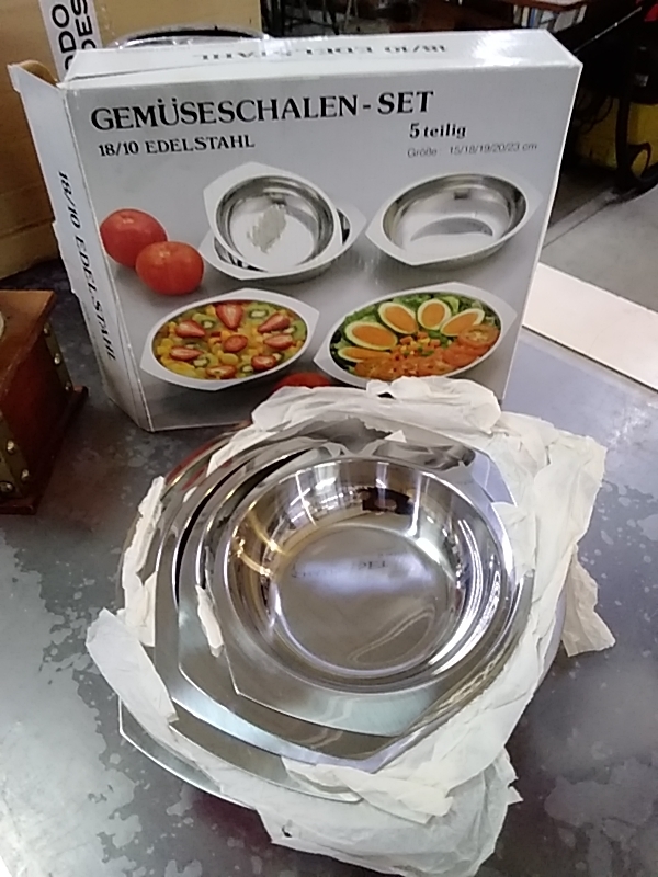 LOT DE 5 PLATS INOX