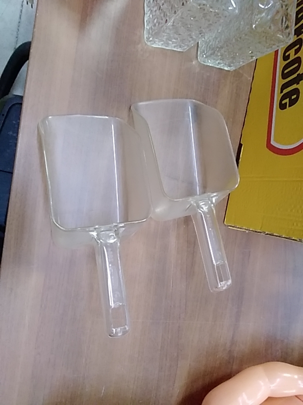 PELLE À BONBONS PLASTIQUE 