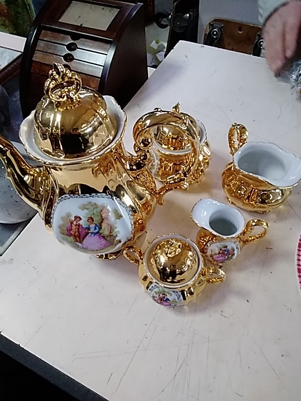 ENSEMBLE CAFETIÈRE DORÉ 