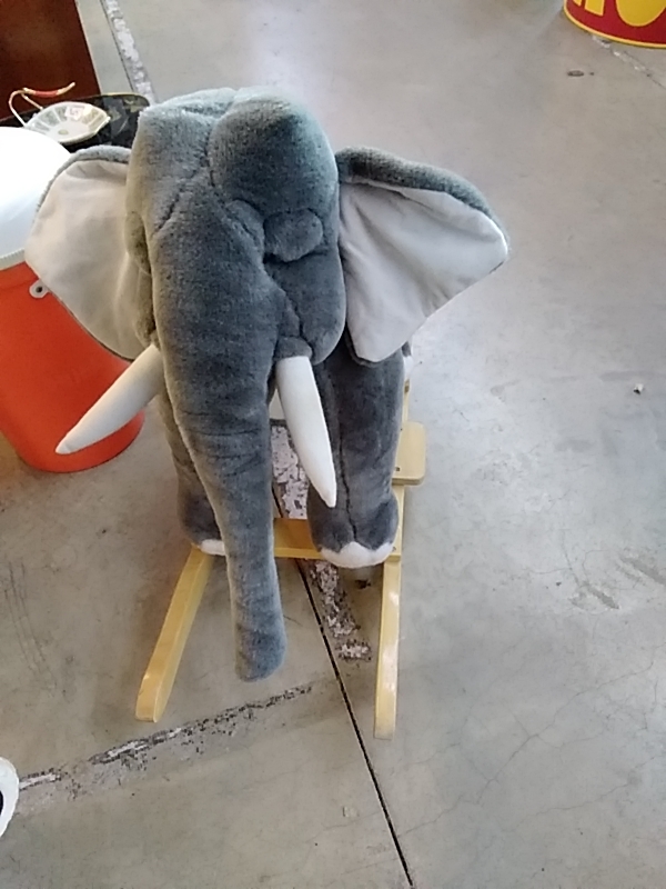 ÉLÉPHANT À BASCULE 