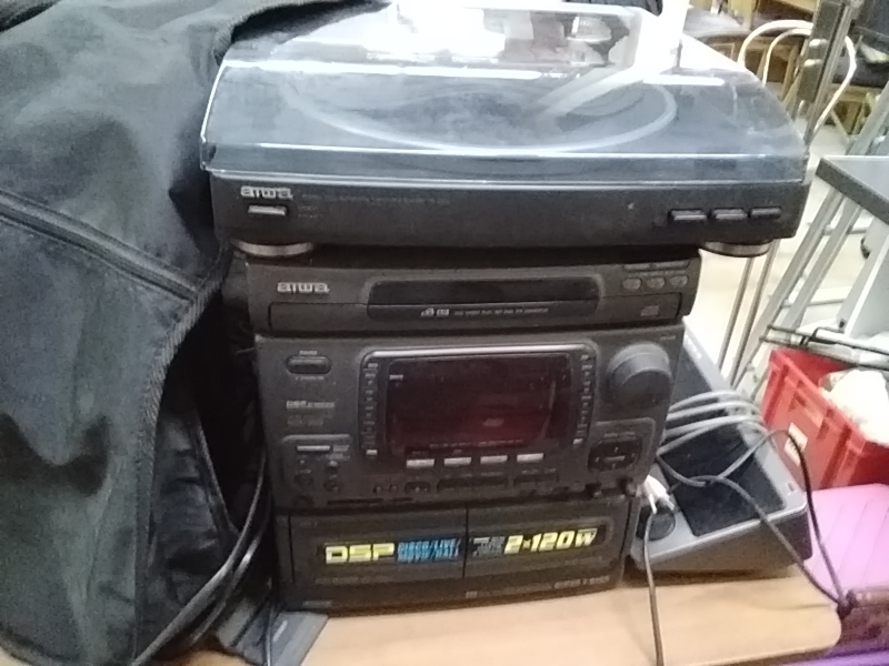 CHAINE HIFI AIWA AVEC PLATINE DISQUE ET  2 HP