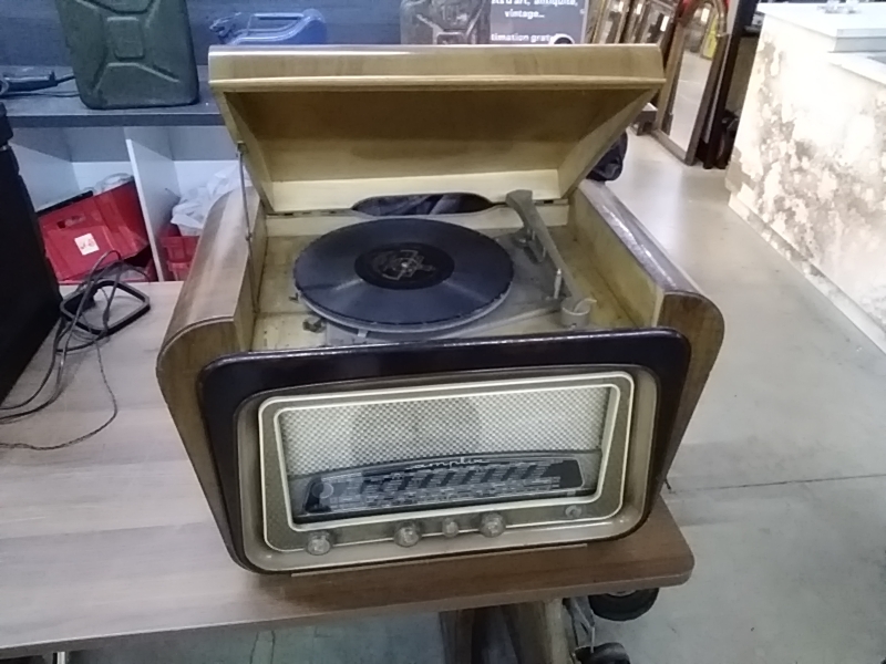 RADIO TOURNE DISQUE ANCIEN DANS L’ETAT 