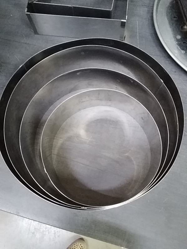 LOT DE DISQUES A ENTREMETS DIAM 16,20,24 ET 26 CM