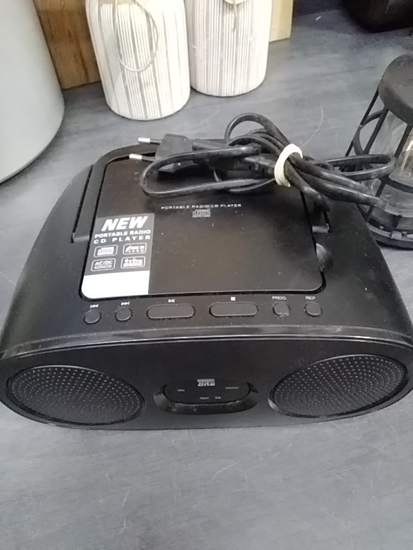 RADIO CD PLAYER PORTABLE 