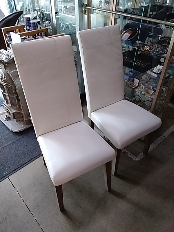 CHAISE CUIR BLANC DANS L’ETAT 