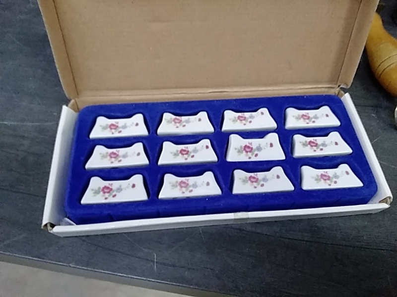 LOT DE 12 PORTES COUVERTS PORCELAINE 