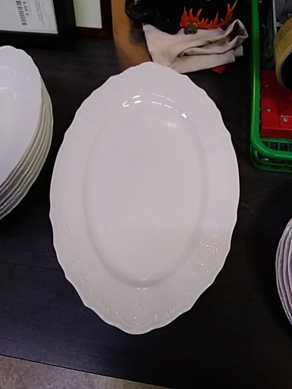 PLAT OVALE BLANC NEUF