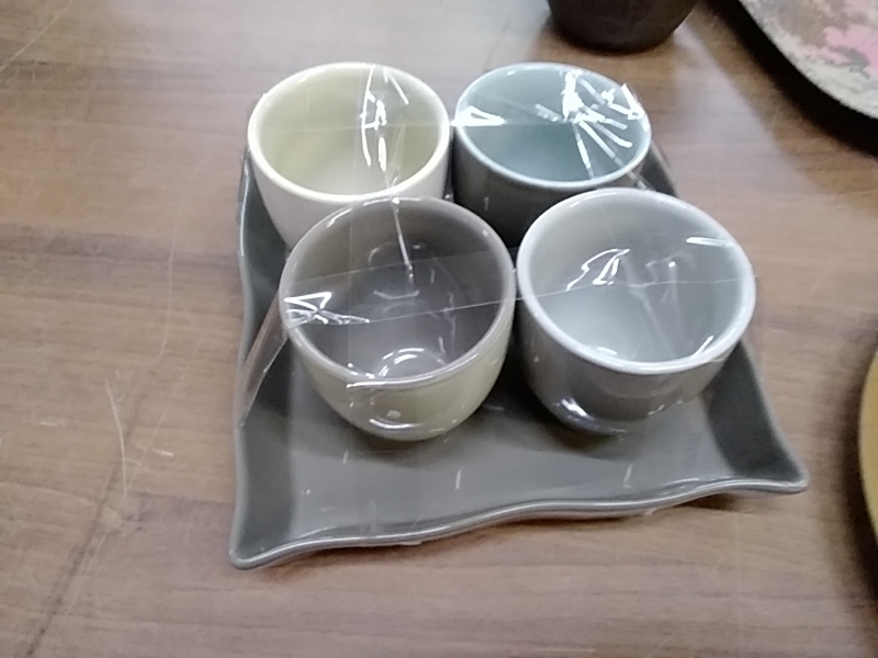 ENSEMBLE PLATEAU ET 4 TASSES 